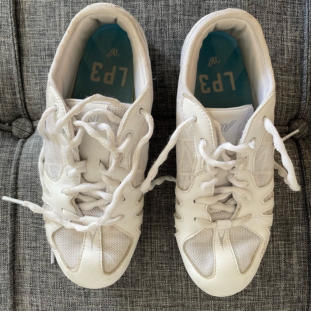 Varsity last pass 3.0 cheer shoes size 4.5